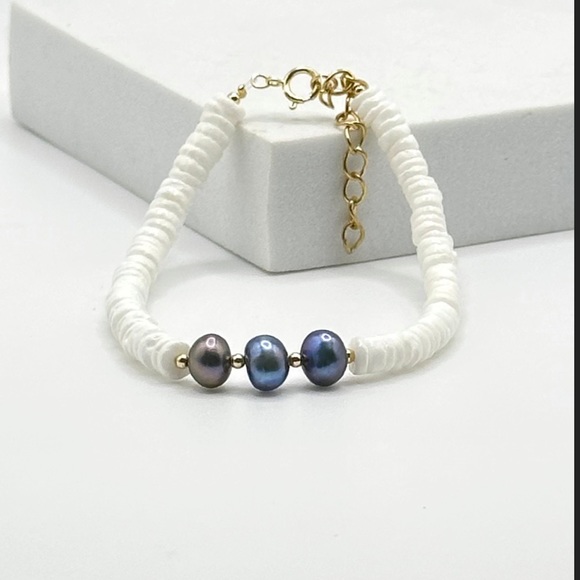 Beautiful Clamshell & Peacock Pearl Bracelet with 14k Gold Filled Components - Picture 2 of 6